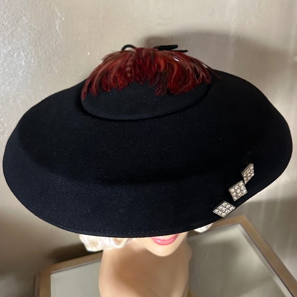 DELIGHTFUL 1950s\' BLACK FELT CARTWHEEL HAT + RUST FEATHERS & RHINESTONE BUTTONS main image 5